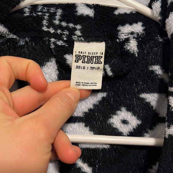 Snowflake black and white PINK robe - Picture 2 of 3